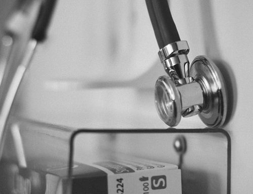 Ist ein visitierender Arzt in einer Dialysestation Arbeitnehmer?